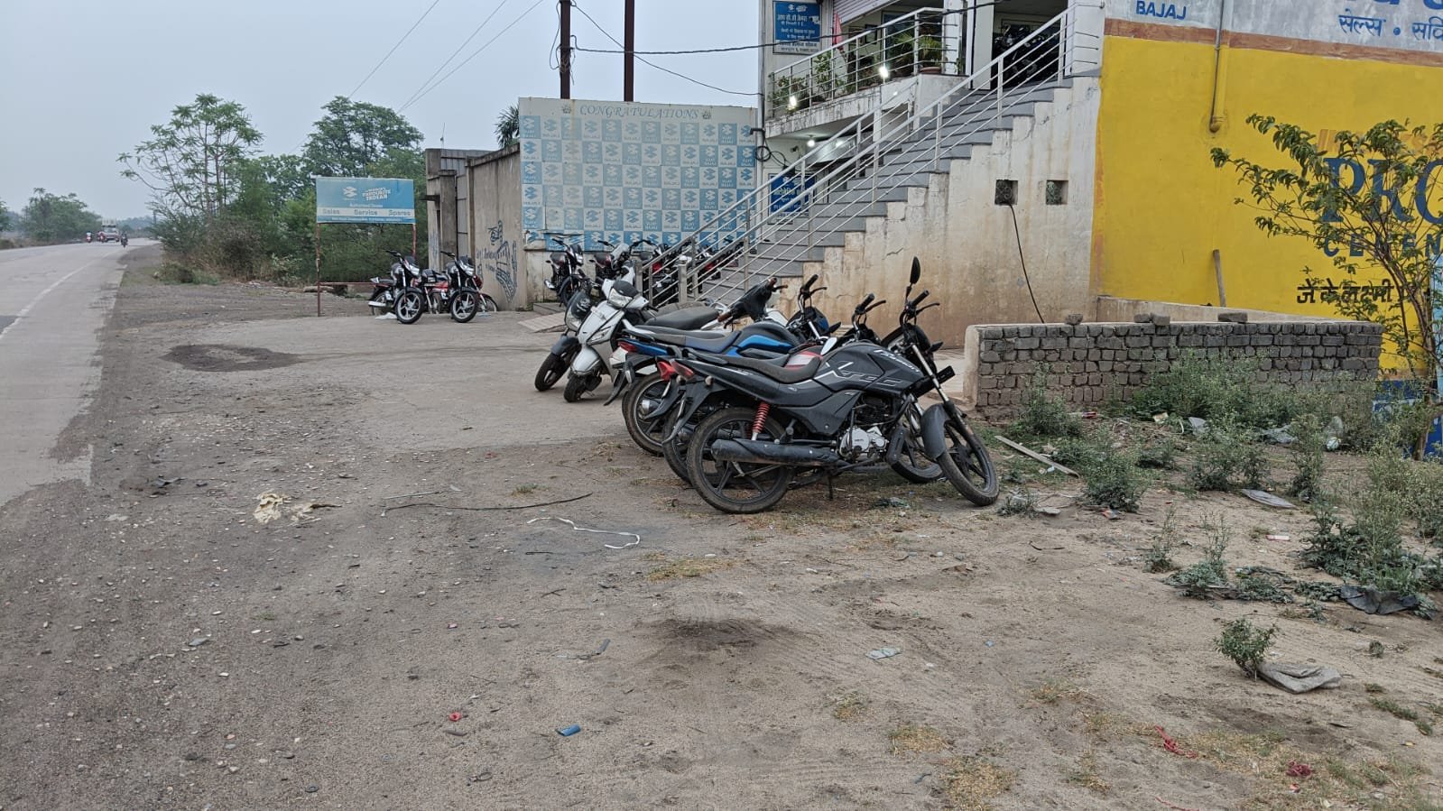 बाईक की बैटरी बदलवाने को लेकर ग्राम ठठारी के युवक ने एजेंसी संचालक से गाली गलौच करते हुए ईंट से कार का कांच तोडा 1 1002166185 kshititech