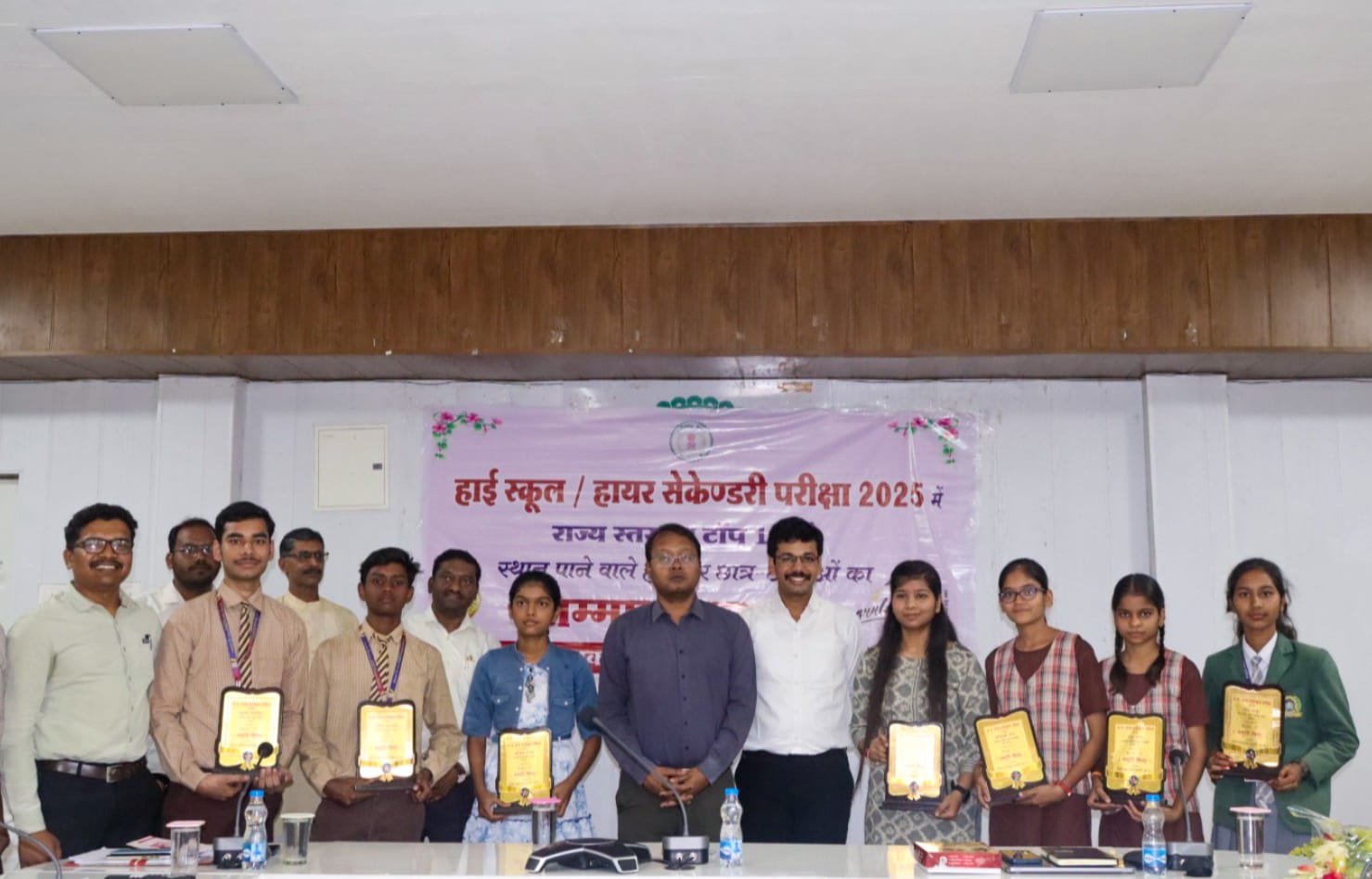 कलेक्टर ने कक्षा 10वीं और 12वीं के टॉप–10 में शामिल विद्यार्थियों को किया सम्मानित 1 IMG 20250509 WA0016 kshititech