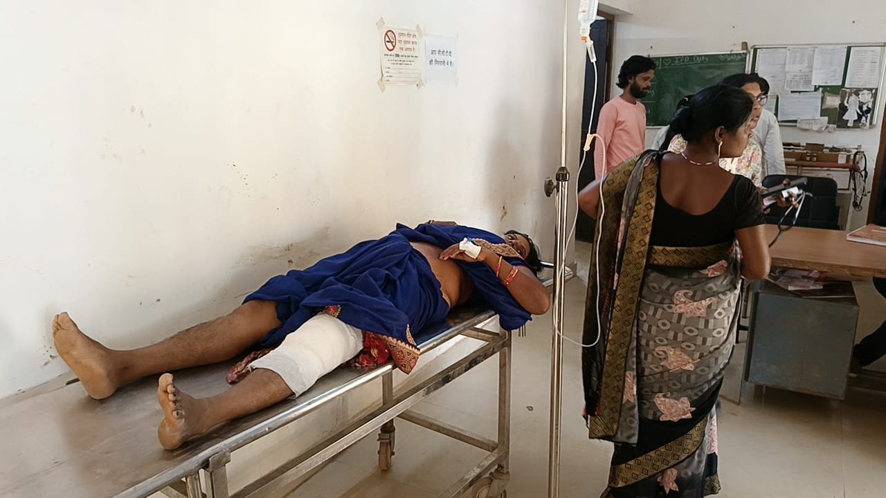 तेज रफ्तार कैप्सूल वाहन की टक्कर से स्कूटी सवार महिला का पैर टूटा 1 IMG 20250611 WA0014 kshititech