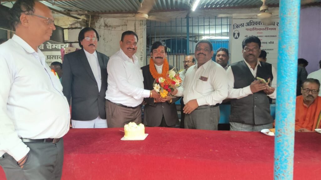 विधायक प्रतिनिधि अधिवक्ता रथ राम पटेल का जन्मदिन मनाया गया, अधिवक्ताओं ने दी शुभकामनाएं 7 img 20250628 wa00286591922788010444059 kshititech