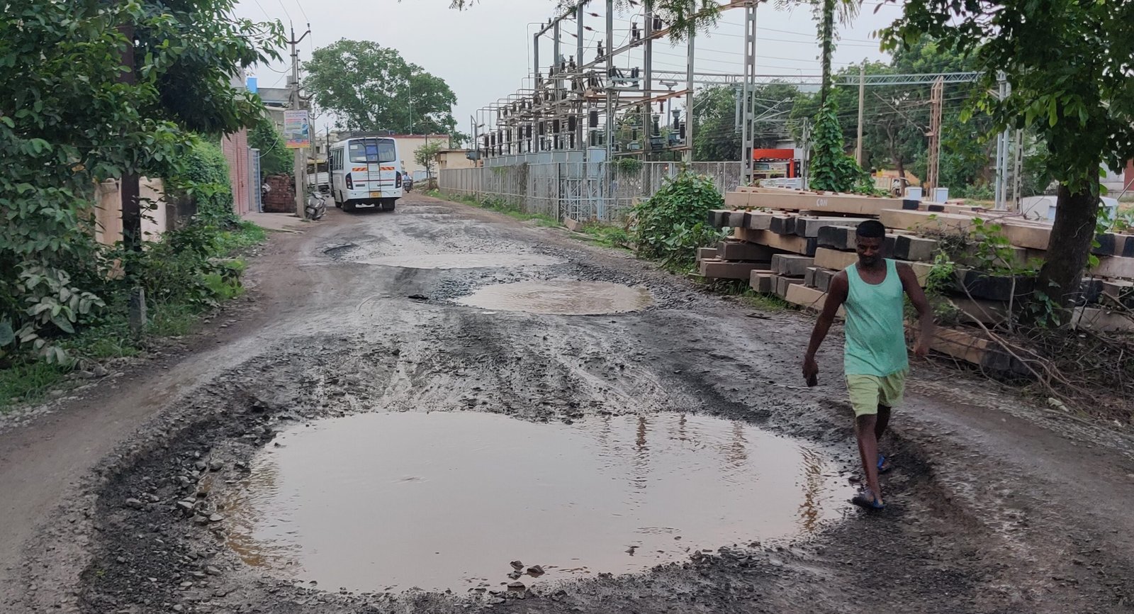 रेल्वे क्षेत्र की जर्जर सडक को मरम्मत कराने हेतू नप अध्यक्ष ने रेल्वे के अधिकारीयो को लिखा पत्र 1 232371 scaled kshititech