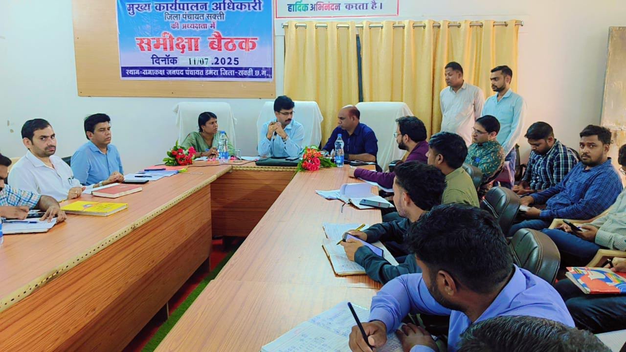 जनपद पंचायत में समीक्षा बैठक के बाद प्रधानमंत्री आवास योजना के तहत बन रहे आवास का निरीक्षण किया जिला पंचायत सी ई ओ वासु जैन ने 1 IMG 20250711 WA0069 1 kshititech