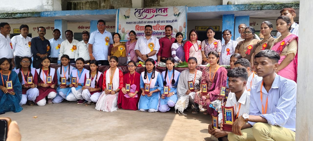 सतरंगी म्यूजिकल ग्रुप का आयोजन: मेधावी छात्र छात्राओं का किया सम्मान 1 IMG 20250711 WA0074 kshititech