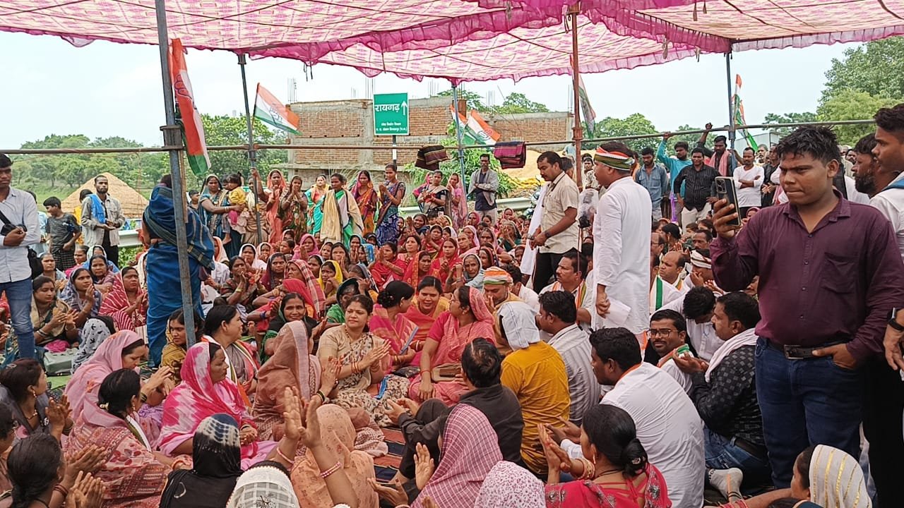 अधूरा गौरव पथ निर्माण खाद की किल्लत अघोषित बिजली कटौती को लेकर धरना प्रदर्शन 1 IMG 20250712 WA0028 kshititech