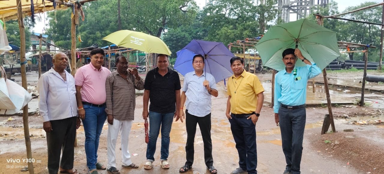 करोड़ों की लागत से बनी सड़क बनकर रह गई सब्जी बाजार और अवैध चखना सेंटर 1 IMG 20250715 WA0035 kshititech