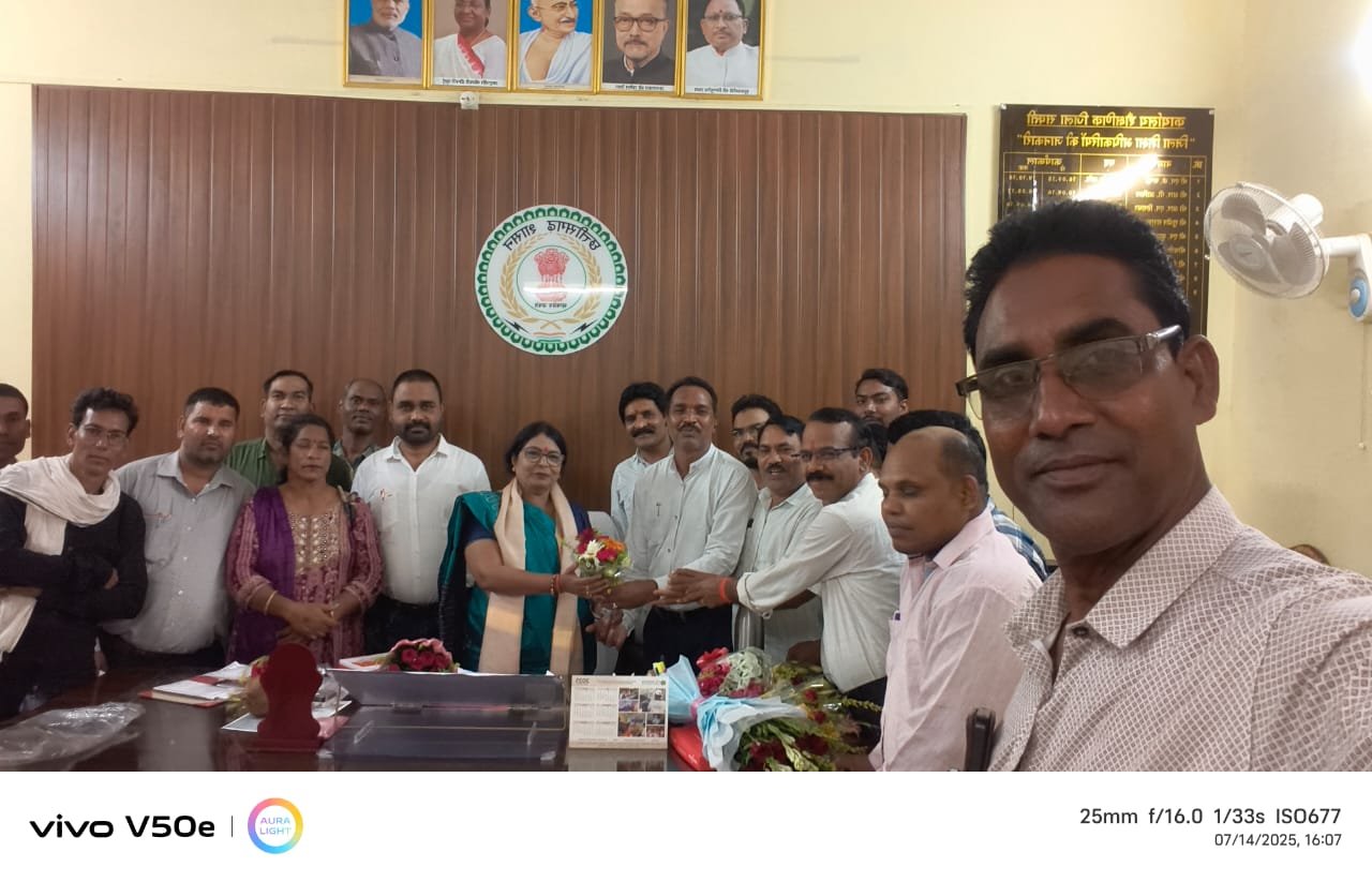 शालेय शिक्षक संघ एवं सहायक शिक्षक फेडरेशन के पदाधिकारियों ने की डीईओ से मुलाकात, डीईओ ने कहा शिक्षा स्तर क़ो ऊपर उठाने के लिये अपने दायित्वों का करें निर्वहन 1 IMG 20250715 WA0060 kshititech