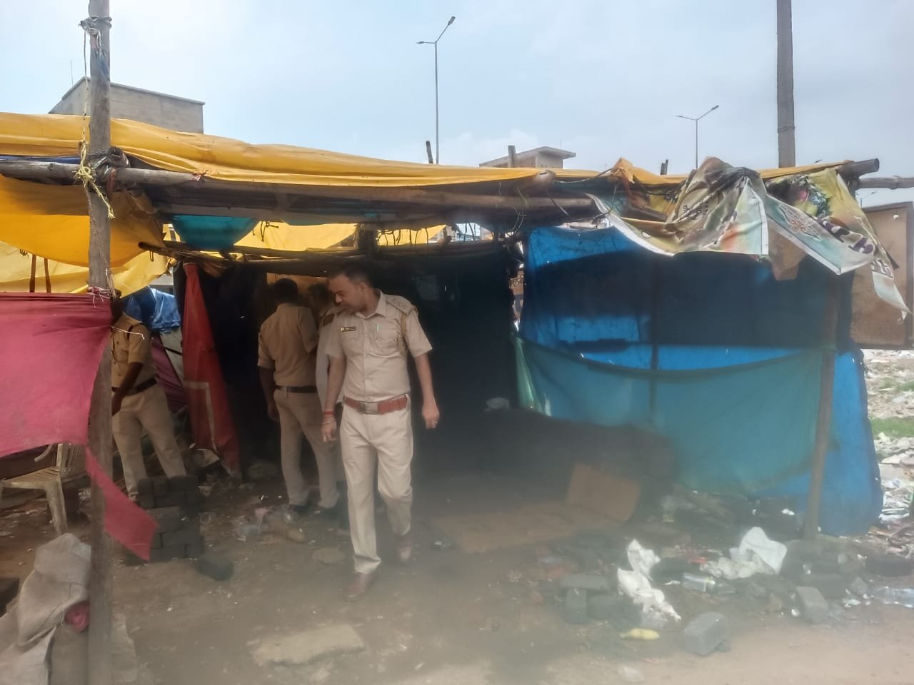 अवैध चखना सेंटरों पर चला डोजर, बुधवारी बाजार में आबकारी विभाग और नगर पालिका की संयुक्त कार्रवाई 1 IMG 20250718 WA0054 kshititech