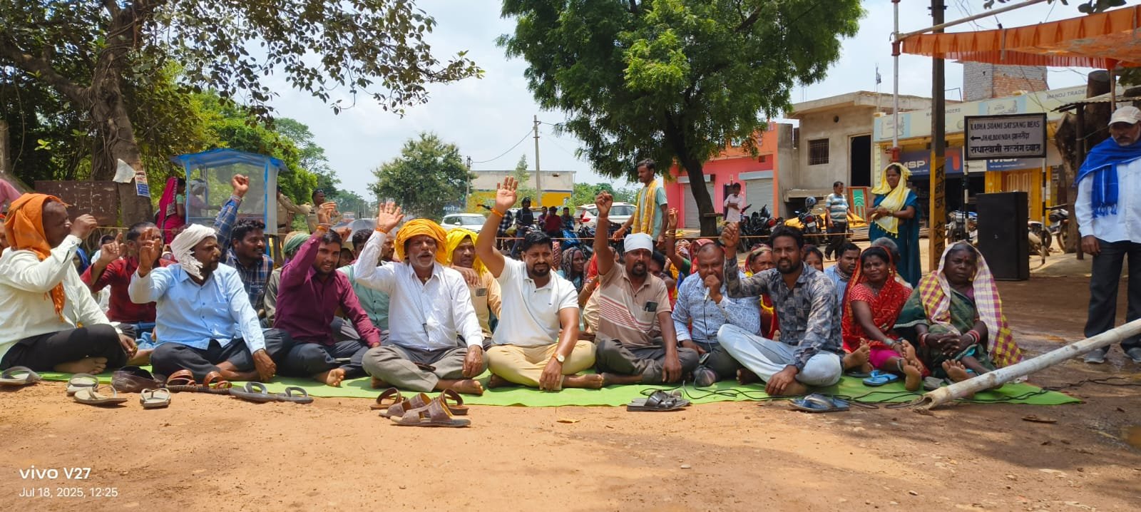 एसडीएम के मौखिक एवं पीडब्लूडी एसडीओ के द्वारा 19 जुलाई से सडक मरम्मत कराये जाने का लिखित आश्वासन देने के बाद समाप्त हुआ चक्काजाम 1 IMG 20250718 WA0085 kshititech