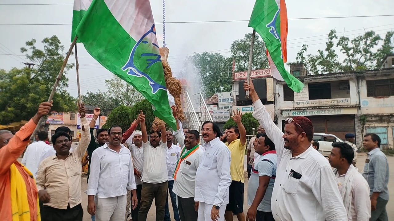 काग्रेसियों ई डी के कार्यवाही के विरोध में पुतला दहन किया 1 IMG 20250719 WA0060 kshititech