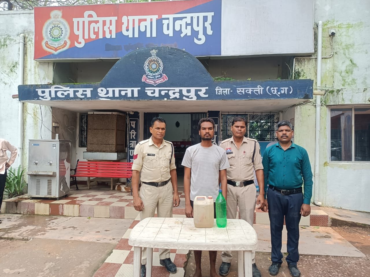 07 लीटर कच्ची महुआ शराब के साथ आरोपी गिरफ्तार चन्द्रपुर पुलिस की लगातार कार्यवाही 1 IMG 20250721 WA0099 kshititech