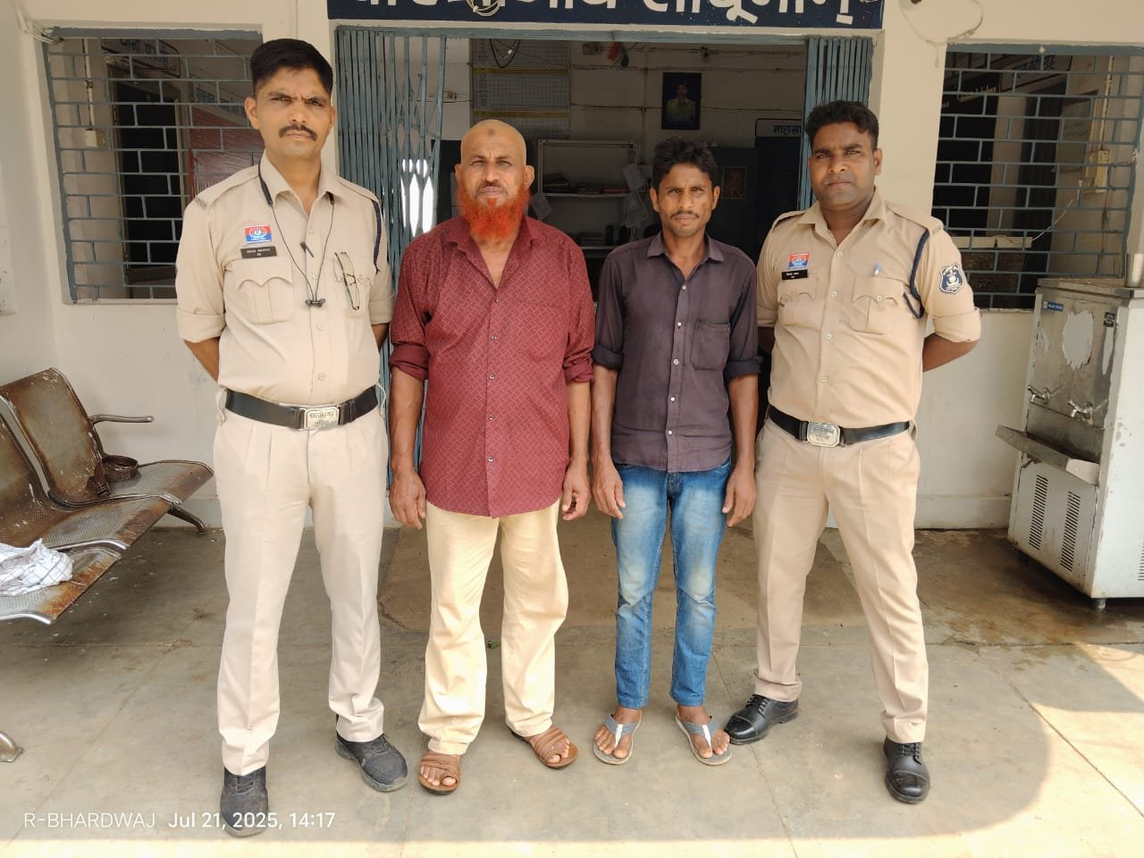 धार्मिक आस्था को ठेस पहुंचाई तो अब नहीं खैर नहीं, सीधे खाओगे जेल की हवा, पड़ोसी जिले में दो लोगों के खिलाफ त्वरित कार्रवाई 1 IMG 20250723 WA0019 kshititech