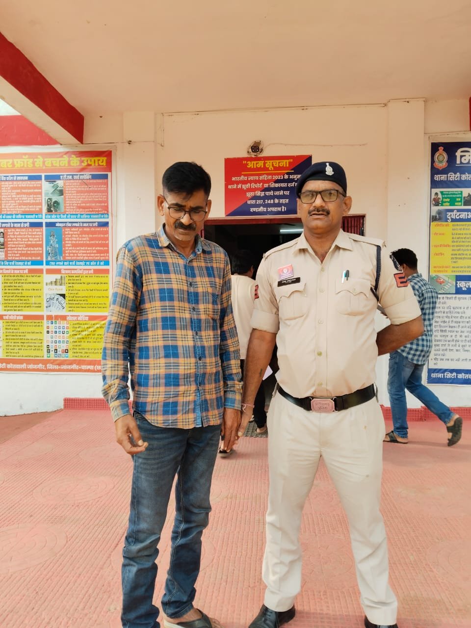जांजगीर-चांपा में करोड़ों की ठगी करने वाला आरोपी गिरफ्तार, कम समय में अधिक ब्याज का लालच देकर लोगों से ठगे 1.15 करोड़ रुपये 1 IMG 20250724 WA0032 kshititech