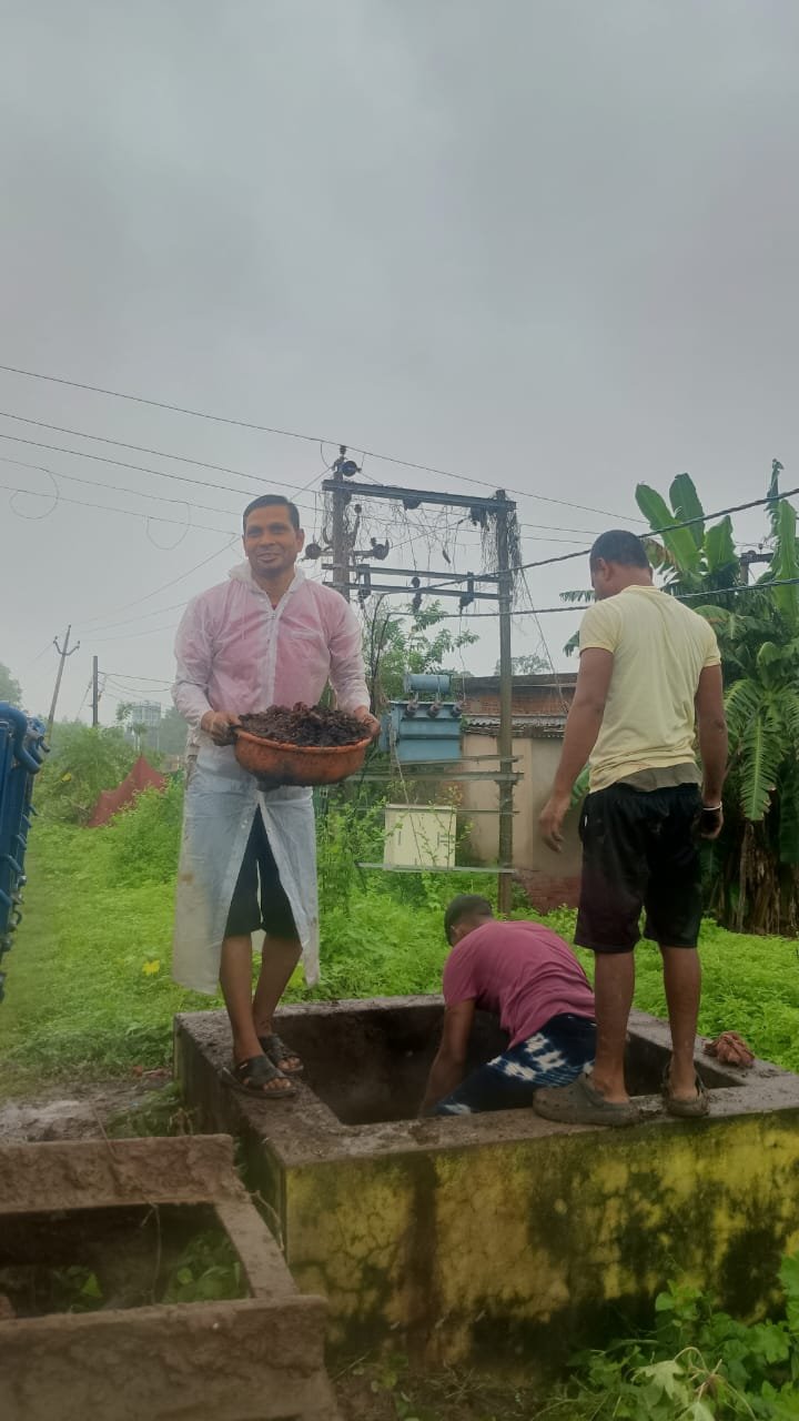 समाज सेवा में सक्रियता दिखा रहे हैं रामचंद्र राठौर, कचरे की सफाई का बीड़ा उठाया साथियों के साथ 1 IMG 20250727 WA0038 kshititech