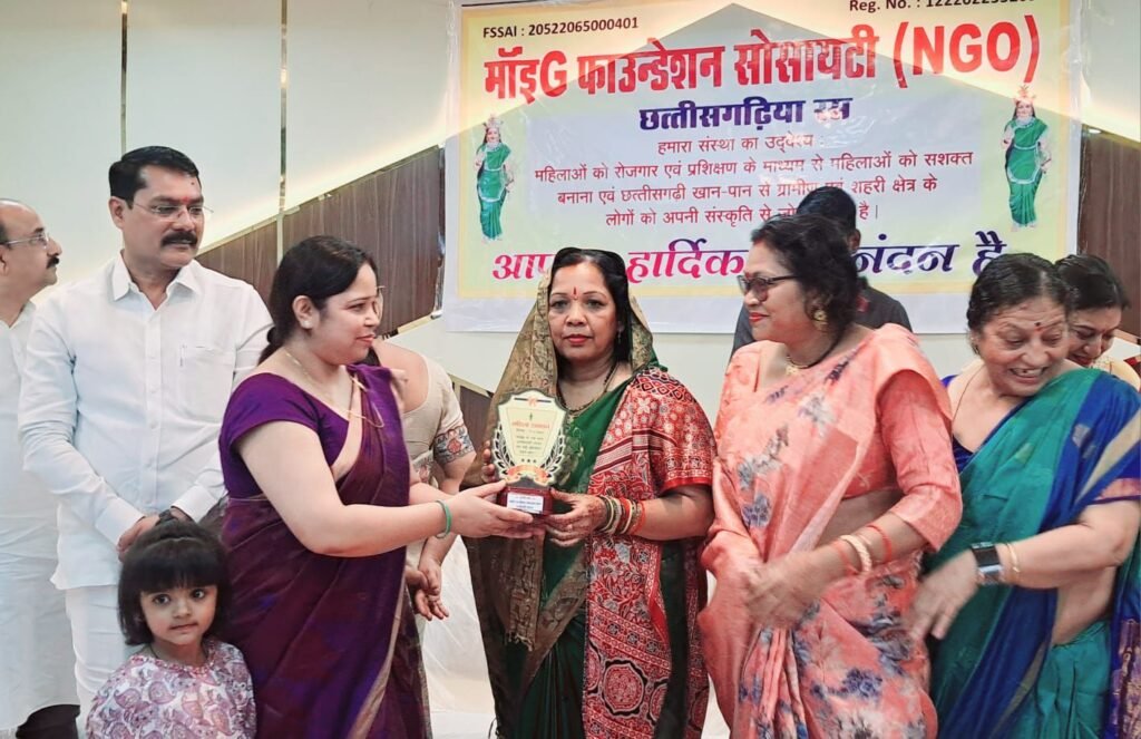 “माई जी फाउंडेशन द्वारा स्व-सहायता समूह की महिलाओं का सम्मान, मुख्य अतिथि श्रीमती कौशल्या साय ने किया सम्मानित” 4 img 20250717 wa0062800658750132955069 kshititech