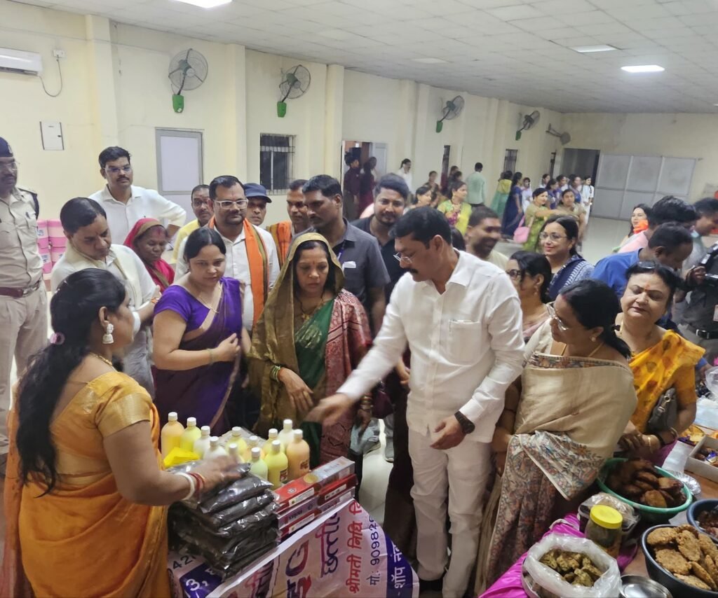 “माई जी फाउंडेशन द्वारा स्व-सहायता समूह की महिलाओं का सम्मान, मुख्य अतिथि श्रीमती कौशल्या साय ने किया सम्मानित” 3 img 20250717 wa00631397526137207062193 kshititech