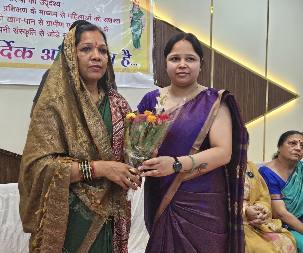 “माई जी फाउंडेशन द्वारा स्व-सहायता समूह की महिलाओं का सम्मान, मुख्य अतिथि श्रीमती कौशल्या साय ने किया सम्मानित” 2 img 20250717 wa00647433064759878425779 kshititech
