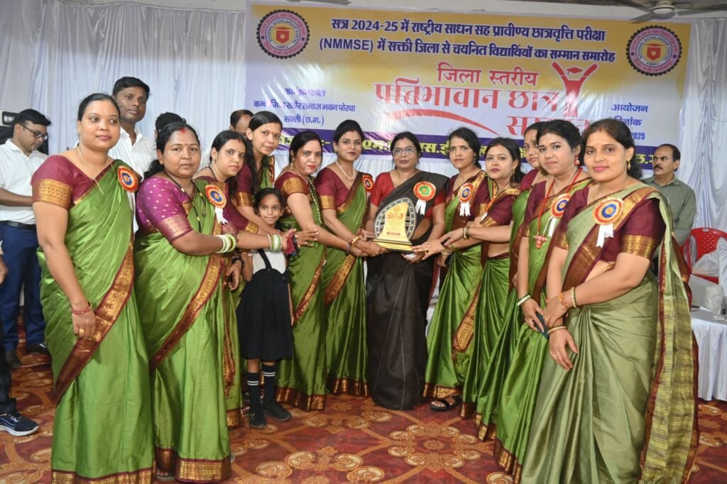 छात्रवृत्ति परीक्षा में सफलता के सितारे, कलेक्टर ने की छात्रों की हौसला अफजाई 6 img 20250727 wa00301302842150387745067 kshititech