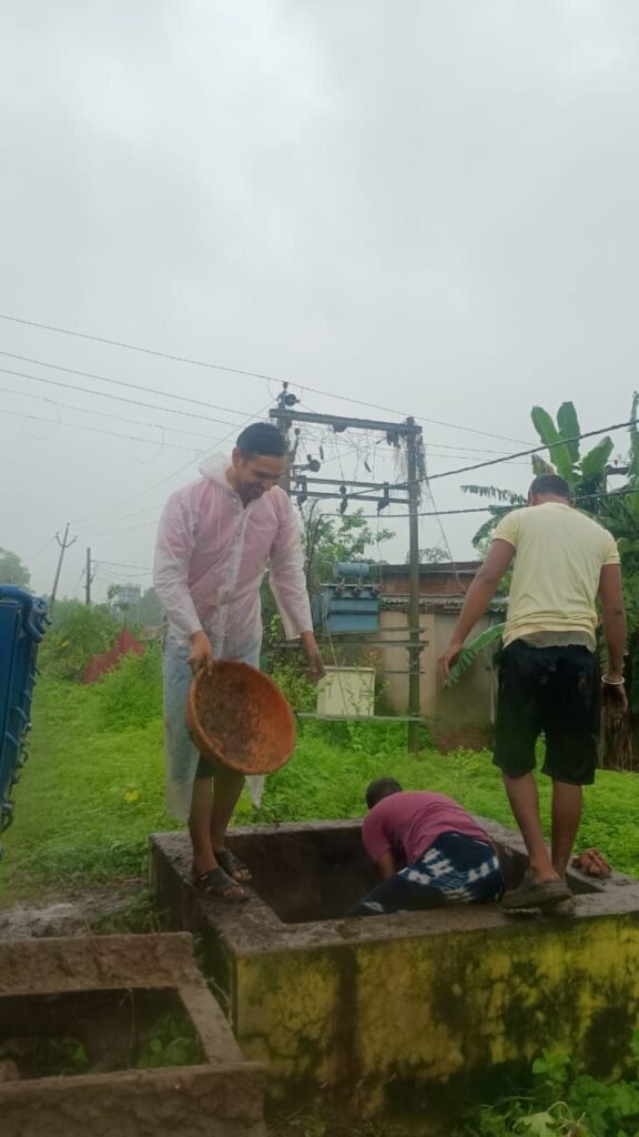 समाज सेवा में सक्रियता दिखा रहे हैं रामचंद्र राठौर, कचरे की सफाई का बीड़ा उठाया साथियों के साथ 3 img 20250727 wa00393818715028407307930 kshititech