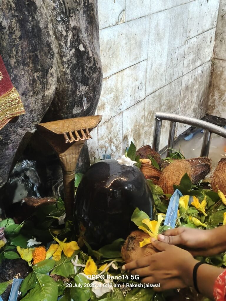 तुर्रीधाम में सावन की तीसरी सोमवार को उमड़ा आस्था का सैलाब, प्राचीन शिवधाम में रातभर गूंजते रहे ‘हर-हर महादेव’, उड़ीसा सहित दूर-दराज से पहुंचे श्रद्धालु 2 img 20250728 wa00078568456313032405219 kshititech