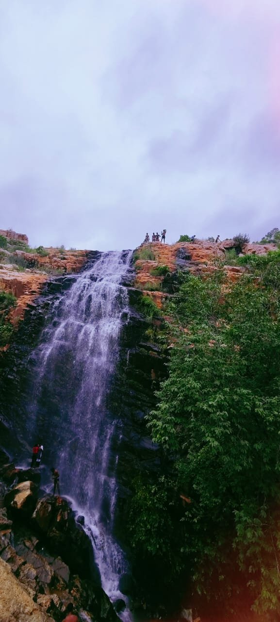 नगरदा जलप्रपात बना पर्यटकों का आकर्षण, लेकिन सुरक्षा इंतज़ाम नदारद 1 IMG 20250731 WA0008 kshititech