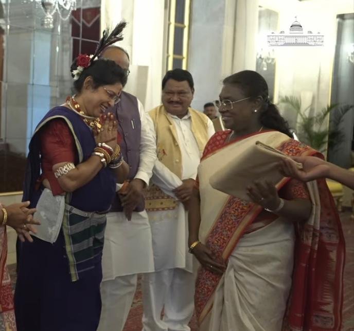संस्कृति और सरोकार के साथ राष्ट्रपति से मिलीं विद्या सिदार, छत्तीसगढ़ की प्रसिद्द कोसा साड़ी भेंट की, राष्ट्रपति श्रीमती द्रौपदी मुर्मू ने कहा- आदिवासी अस्मिता की सदैव रक्षा करें, सदैव सामाजिक उत्थान के लिए करें कार्य, विद्या के परिधान की हुई जमकर सराहना 1 IMG 20250805 WA0019 kshititech