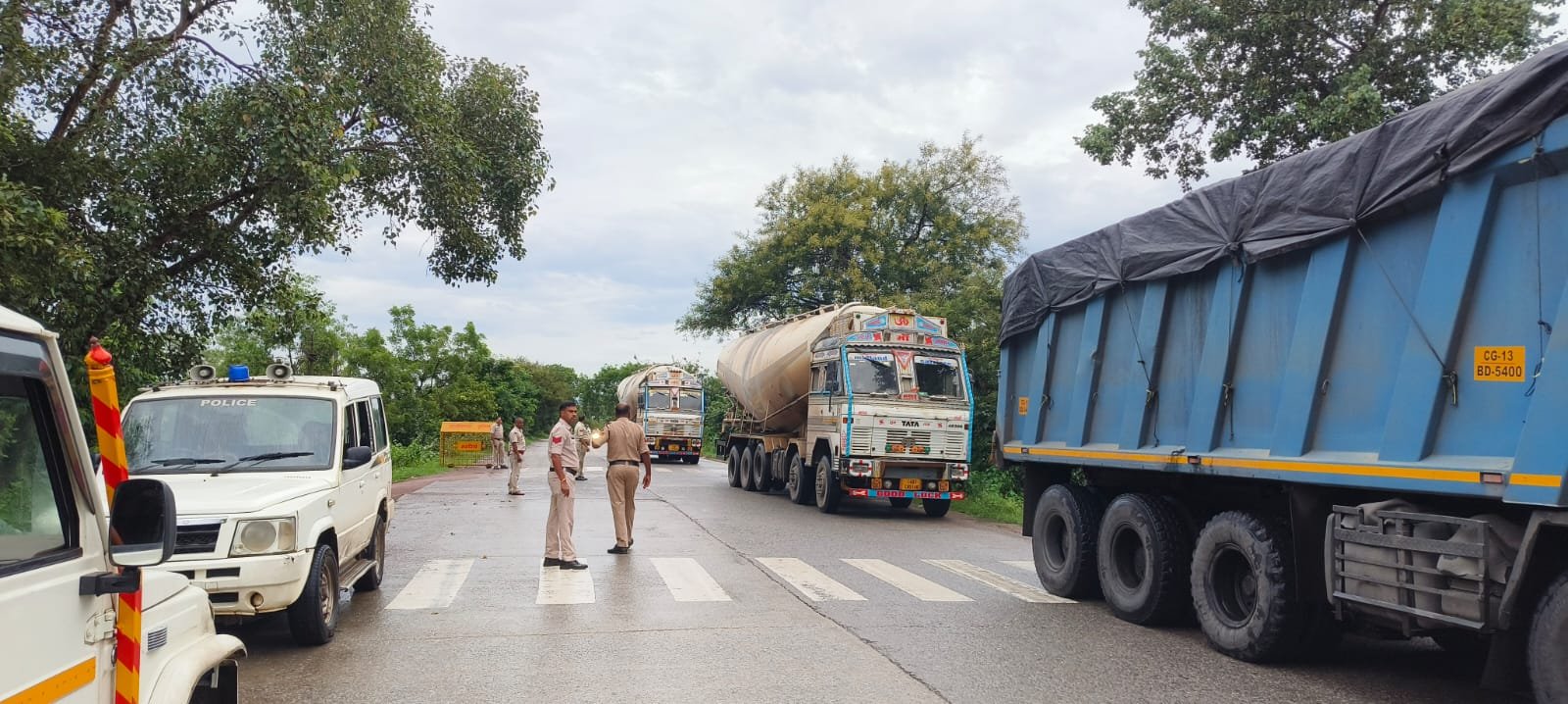 लापरवाही पूर्वक वाहन चलाने वालों को फगुरम पुलिस ने सिखाया सबक, काटे चालान 1 IMG 20250823 WA0061 kshititech