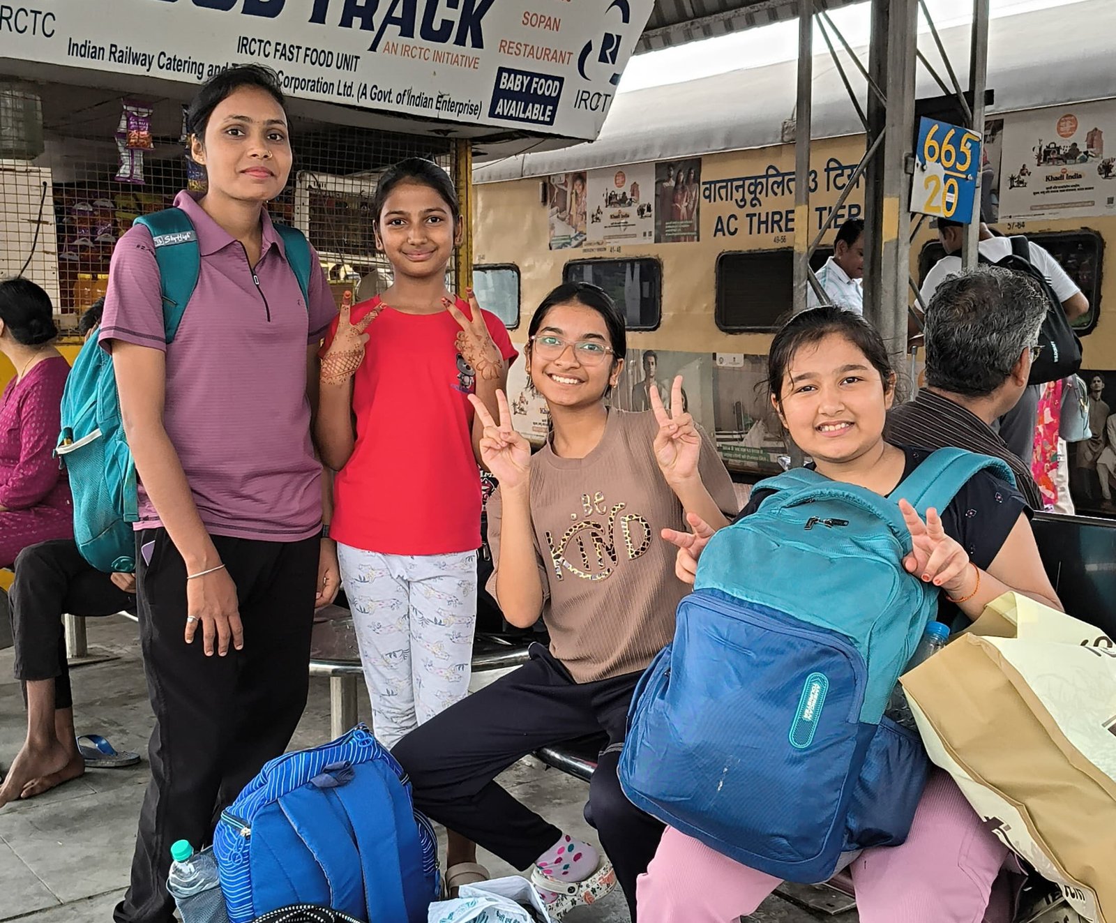 स्केटिंग प्रतियोगिता में शामिल होने अंशिका, आरोही एवं आरना रायपुर के लिए रवाना हुई 1 IMG 20250801 094939 kshititech