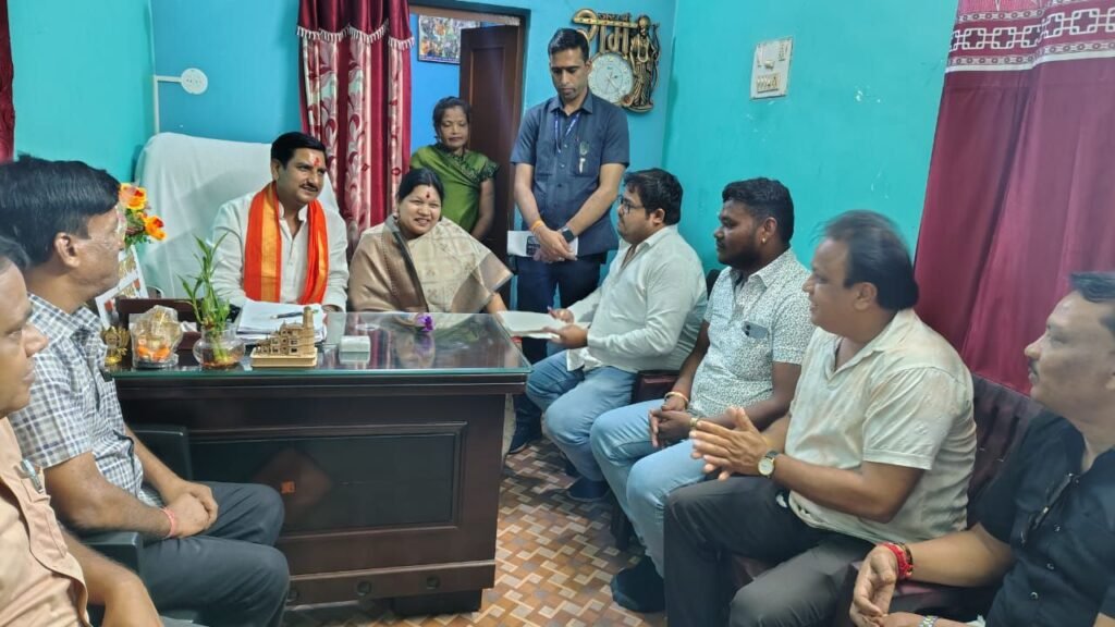 भाजपा पदाधिकारियों और पार्षदों ने केंद्रीय मंत्री तोखन साहू से की जल आवर्धन पाइपलाइन की शिकायत, भुगतान रोककर केंद्रीय जांच की मांग 3 img 20250827 wa0026970660226397734916 kshititech