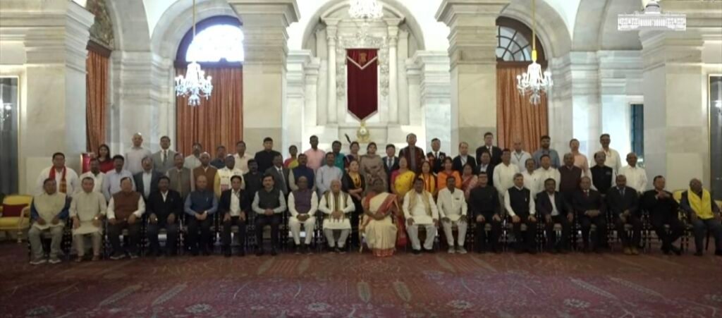 संस्कृति और सरोकार के साथ राष्ट्रपति से मिलीं विद्या सिदार, छत्तीसगढ़ की प्रसिद्द कोसा साड़ी भेंट की, राष्ट्रपति श्रीमती द्रौपदी मुर्मू ने कहा- आदिवासी अस्मिता की सदैव रक्षा करें, सदैव सामाजिक उत्थान के लिए करें कार्य, विद्या के परिधान की हुई जमकर सराहना 3 img 20250805 1112041466932686794804423 kshititech