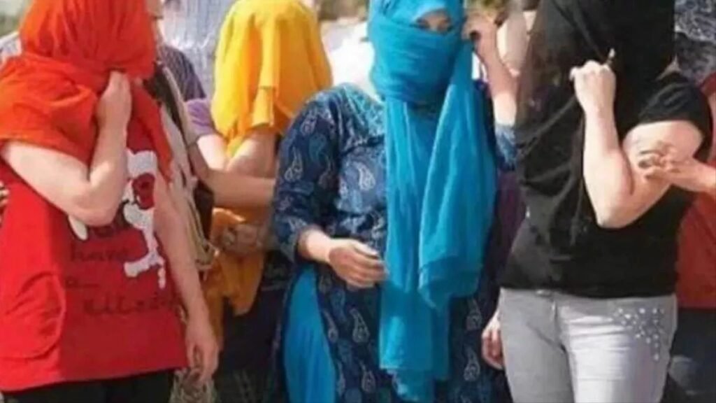 बिलासपुर में स्पा सेंटर की आड़ में देह व्यापार, मैनेजर समेत छह युवतियां पकड़ी गईं 2 04 09 2025 17 07 2025 delhi news 11 94 23987226 2220531433269580681853921 kshititech