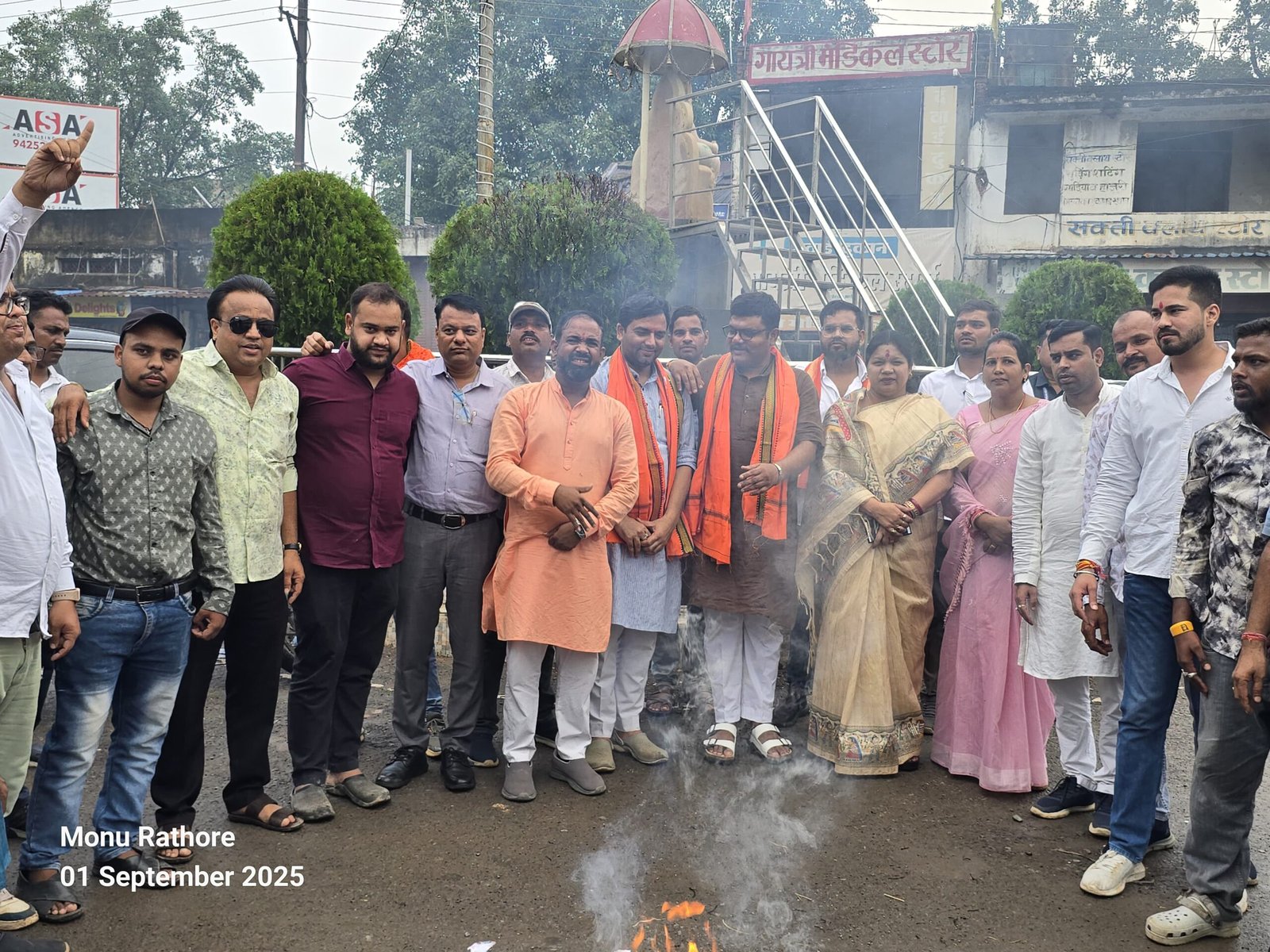 मोदी जी की माताजी पर अभद्र टिप्पणी करने वालों के खिलाफ भाजयुमो का गुस्सा फूटा, कचहरी चौक पर कांग्रेस-आरजेडी का पुतला दहन 1 IMG 20250901 WA0096 1 scaled kshititech