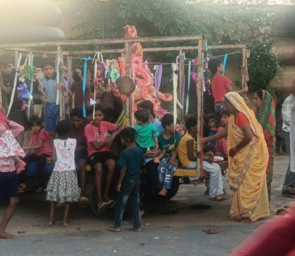 गणपति बप्पा मोरया जयकारों के साथ हुआ गणेश प्रतिमा का विसर्जन, ग्राम सकरेली कलां में धूमधाम से मनाया गया गणेशोत्सव, विशाल भंडारा का आयोजन 2 img 20250907 wa00072299942211750872418 kshititech